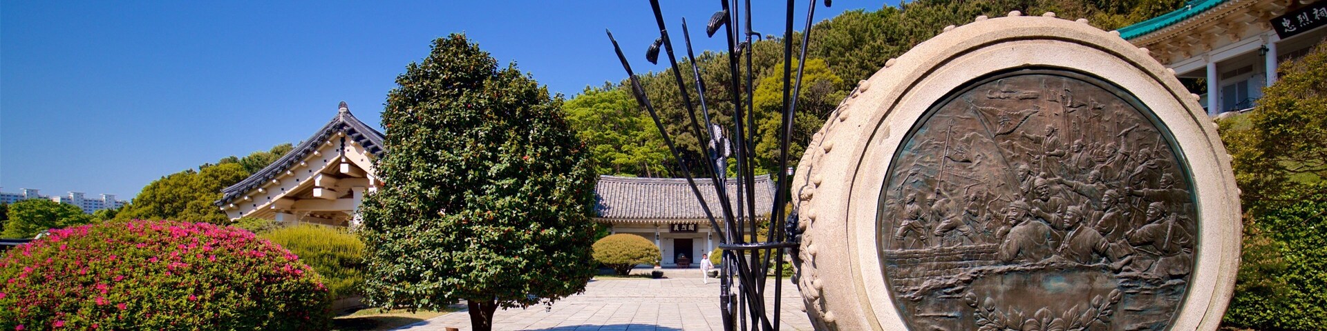 Chungnyeolsa mostrando um parque, flores silvestres e elementos de patrimônio