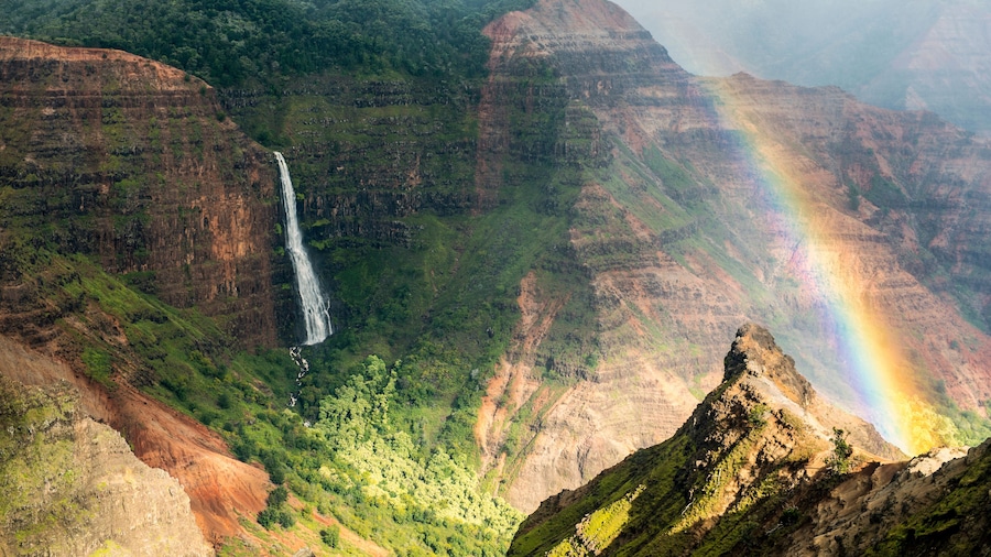 Rainbow according to the Waimea Canyon, Kauai, Hawaii-2