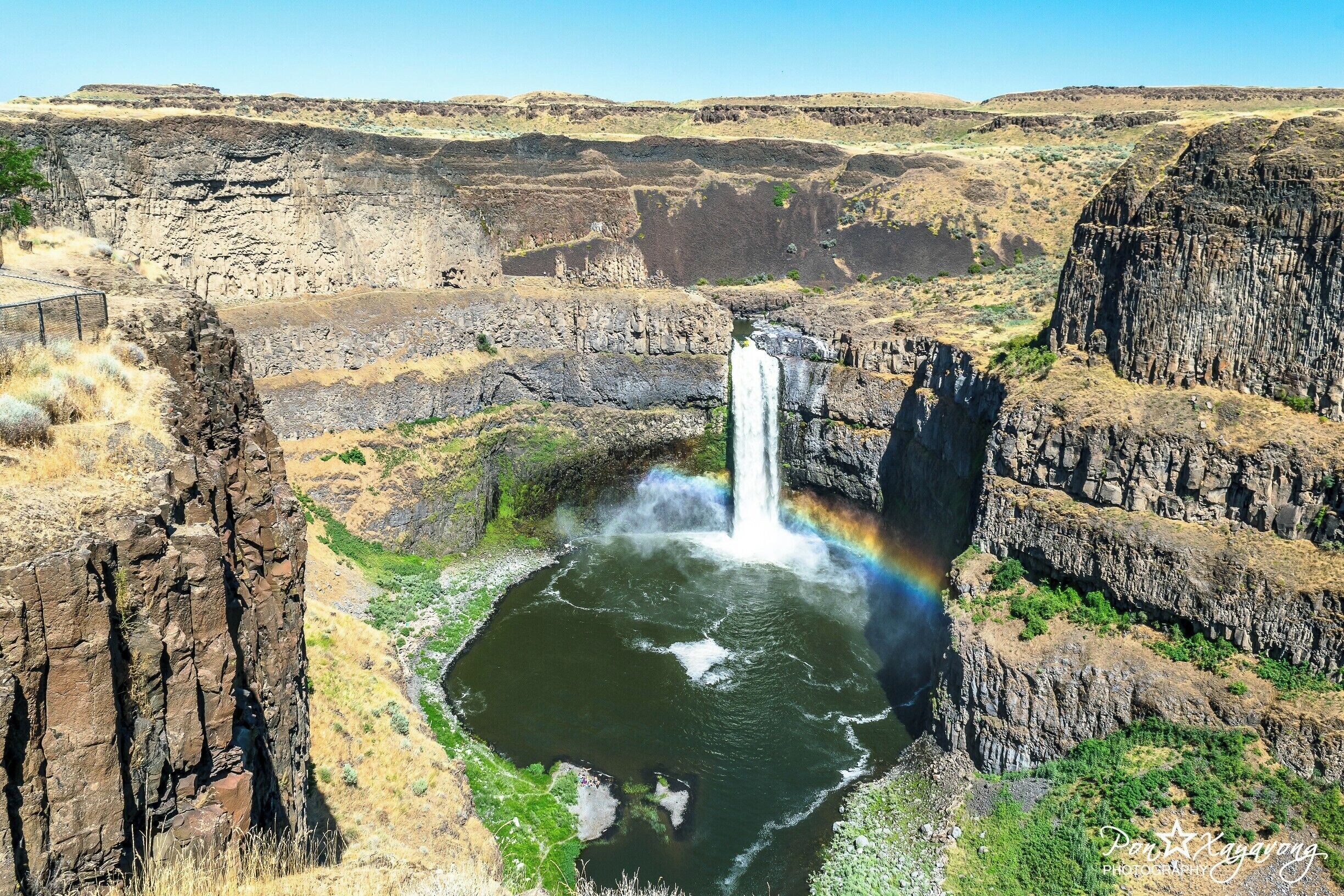 Beautiful tallest waterfalls in Washington state. Cost $10 cash to enter the state park. Also u can swim here but u gotta hike all the way down to the bottom.