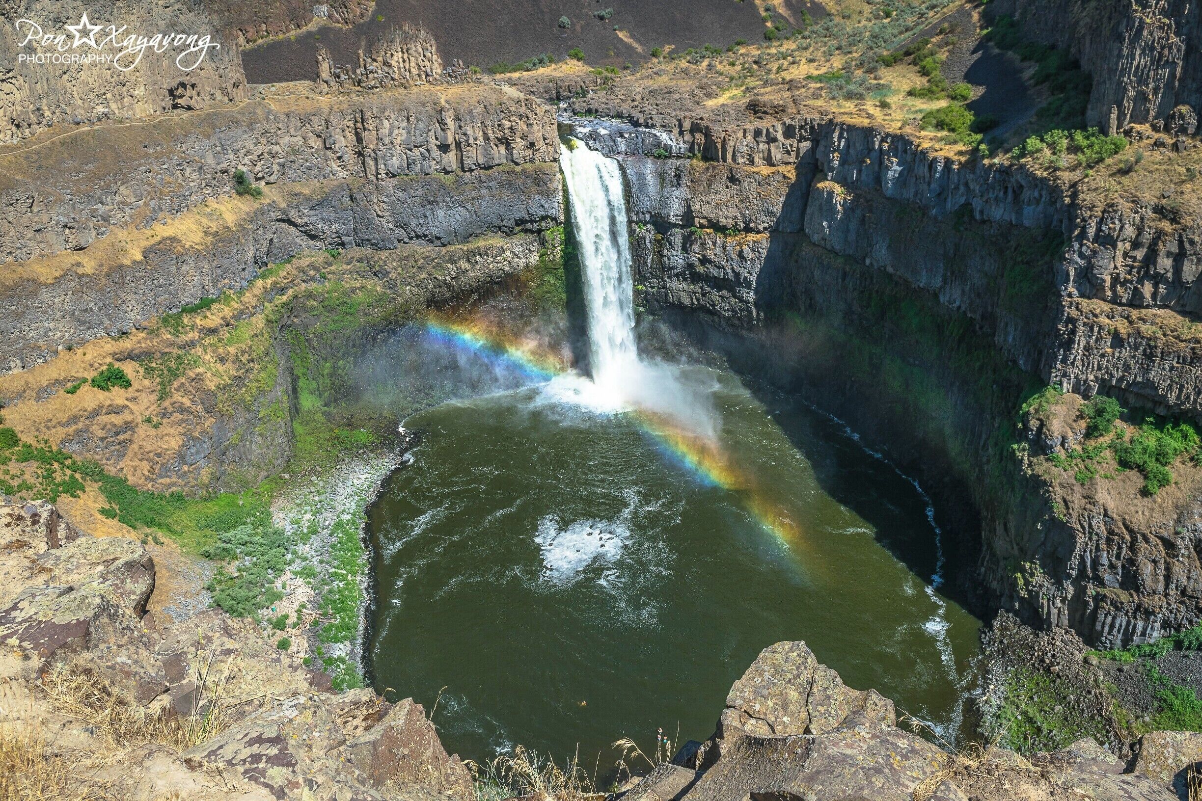 Beautiful tallest waterfalls in Washington state. Cost $10 cash to enter the state park. Also u can swim here but u gotta hike all the way down to the bottom.