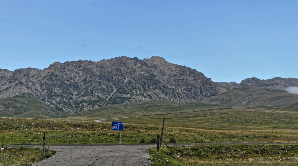 Campo Imperatore 2013 Dieses Foto entstand in Zusammenarbeit mit Stadtbesichtigungen.de Die Seiten Stadtbesichtigungen.de, der dazugehörige Reise Blog sowie die Facebookseite: Stadtbesichtigungen Rom dürfen dieses Bild für Ihre Veröffentlichungen ohne den Hinweis auf Wikipedia, Commons bzw der Lizenz verwenden. Die Verantwortlichen habe von mir (Ra Boe) die Originaldaten zur freien Verfügung übermittelt bekommen.