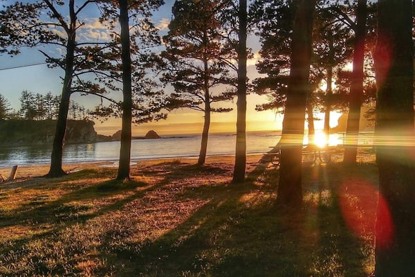 Beautiful park, couple fire pits, love to hang my hammocks here right next to the sand. Tide pools to explore, lots of people paddle board, surf, kayak. Bathrooms, volleyball sand pit etc.
