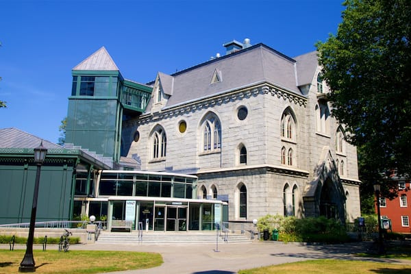 Maine State Music Theater og byder på historiske bygningsværker