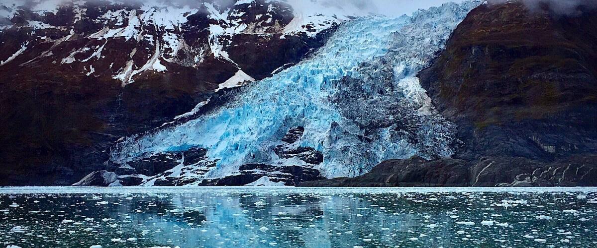 Alaska's frozen world is visually so stunning and the glaciers' blue colour (from the trapped air bubbles) is one of the coolest natural phenomena ever! #LifeAtExpedia