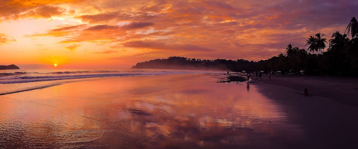 Atardecer en la playa de Manuel Antonio, Costa Rica