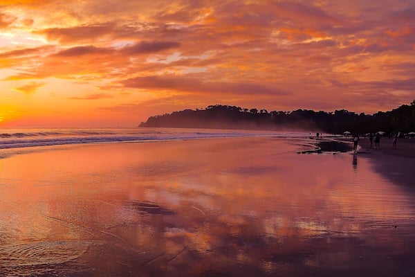 Atardecer en la playa de Manuel Antonio, Costa Rica