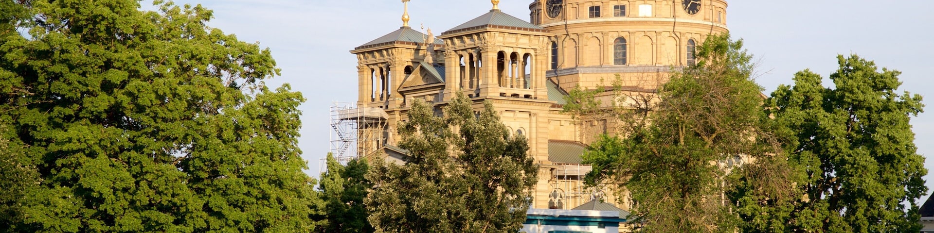 Basilica of Saint Josaphat caracterizando um lago e arquitetura de patrimônio