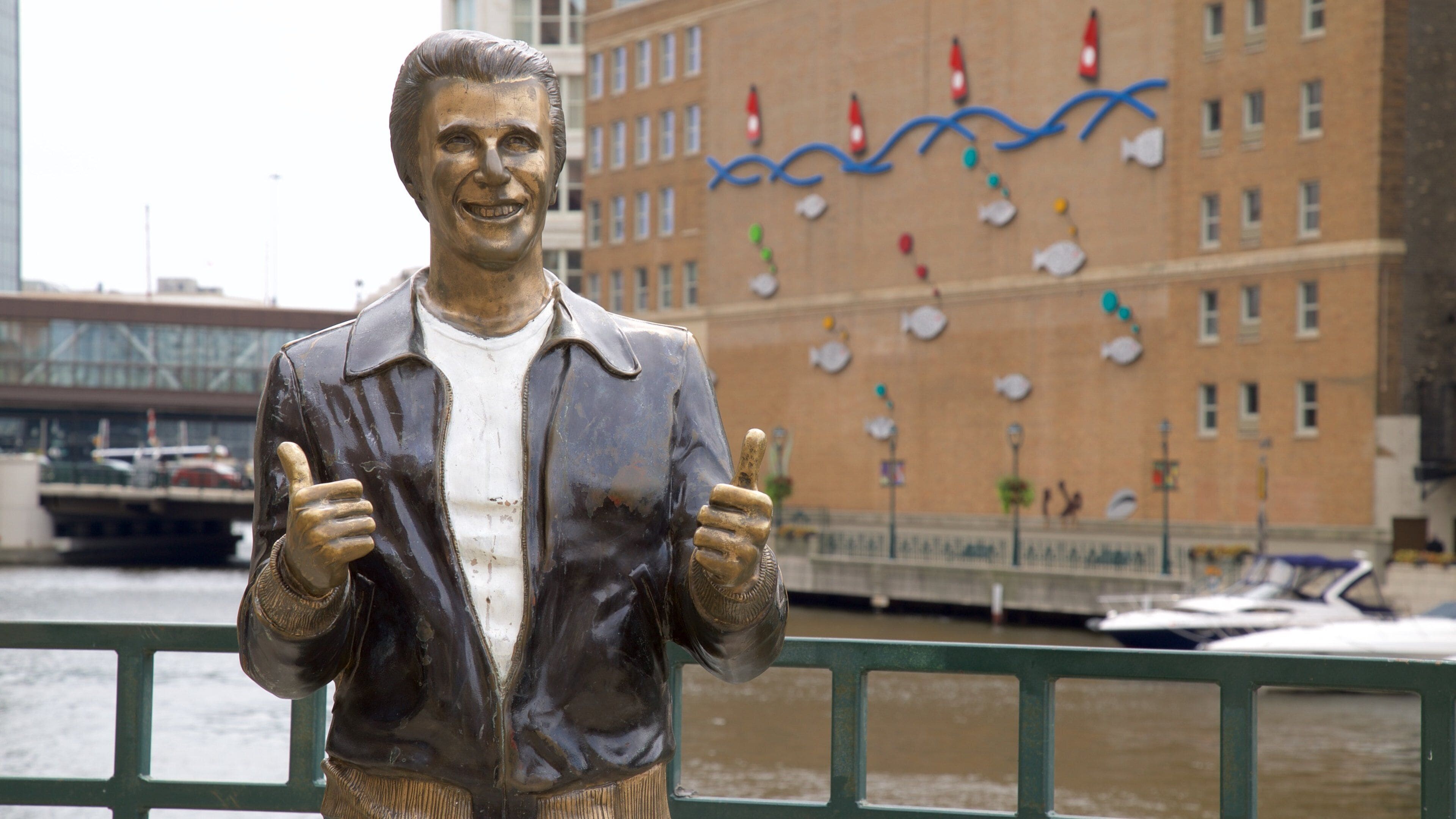 Bronze Fonz mostrando fiume o ruscello e statua o scultura