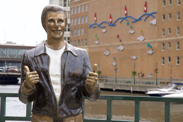 Bronze Fonz das einen Statue oder Skulptur und Fluss oder Bach