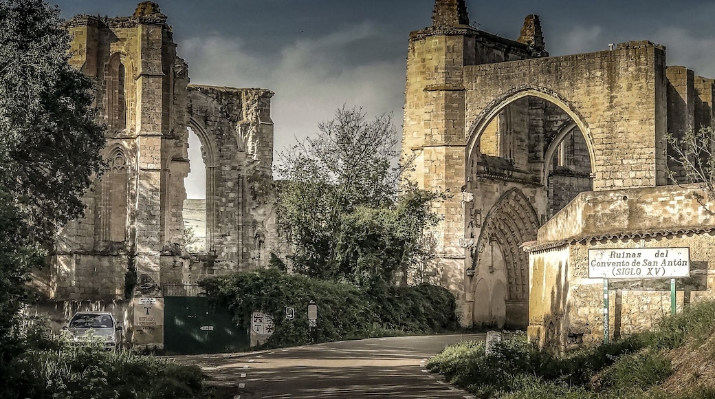 The Monastery of San Anton became a refuge for Pilgrims and hospital
@iphonefoto