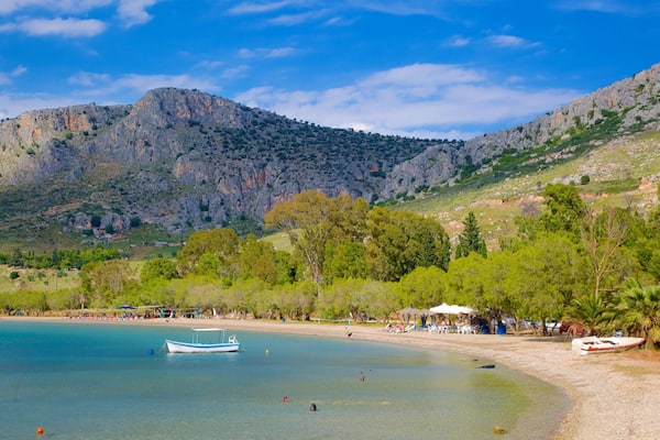 Karathona Beach showing general coastal views