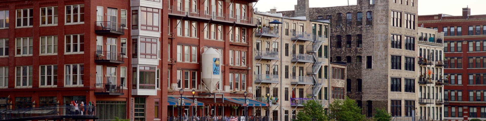 Historic Third Ward que inclui um rio ou córrego