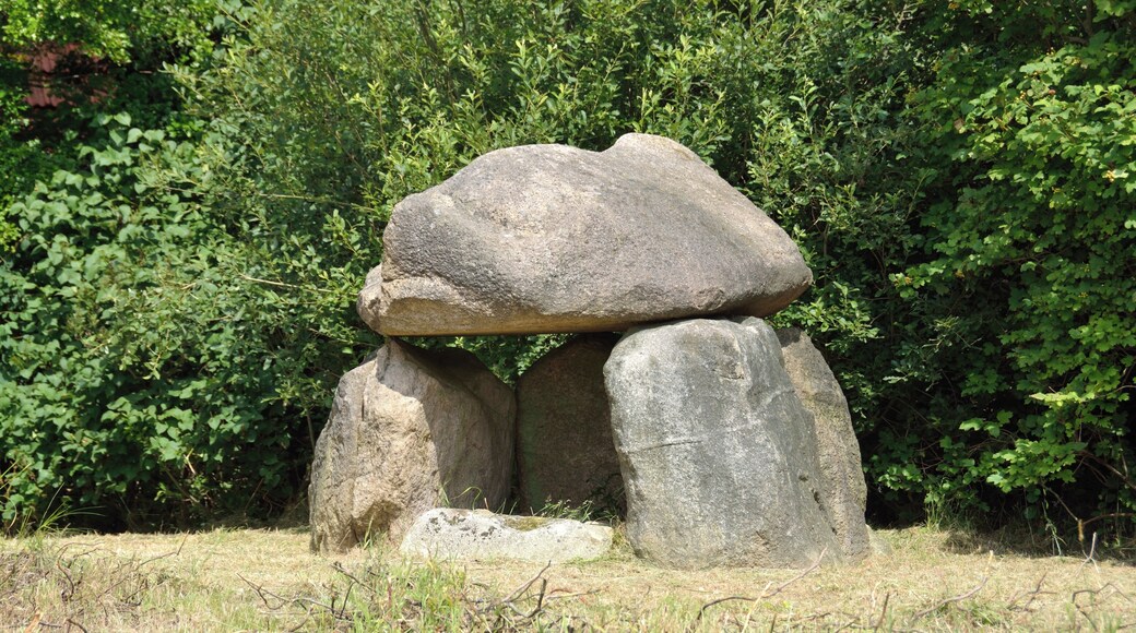Rekonstruiertes Großsteingrab an einem Kreisverkehr in Büdelsdorf