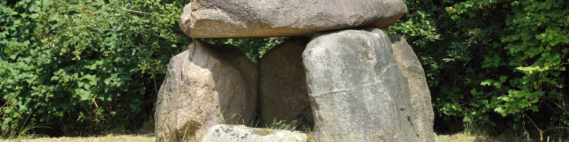 Rekonstruiertes GroĂsteingrab an einem Kreisverkehr in BĂŒdelsdorf