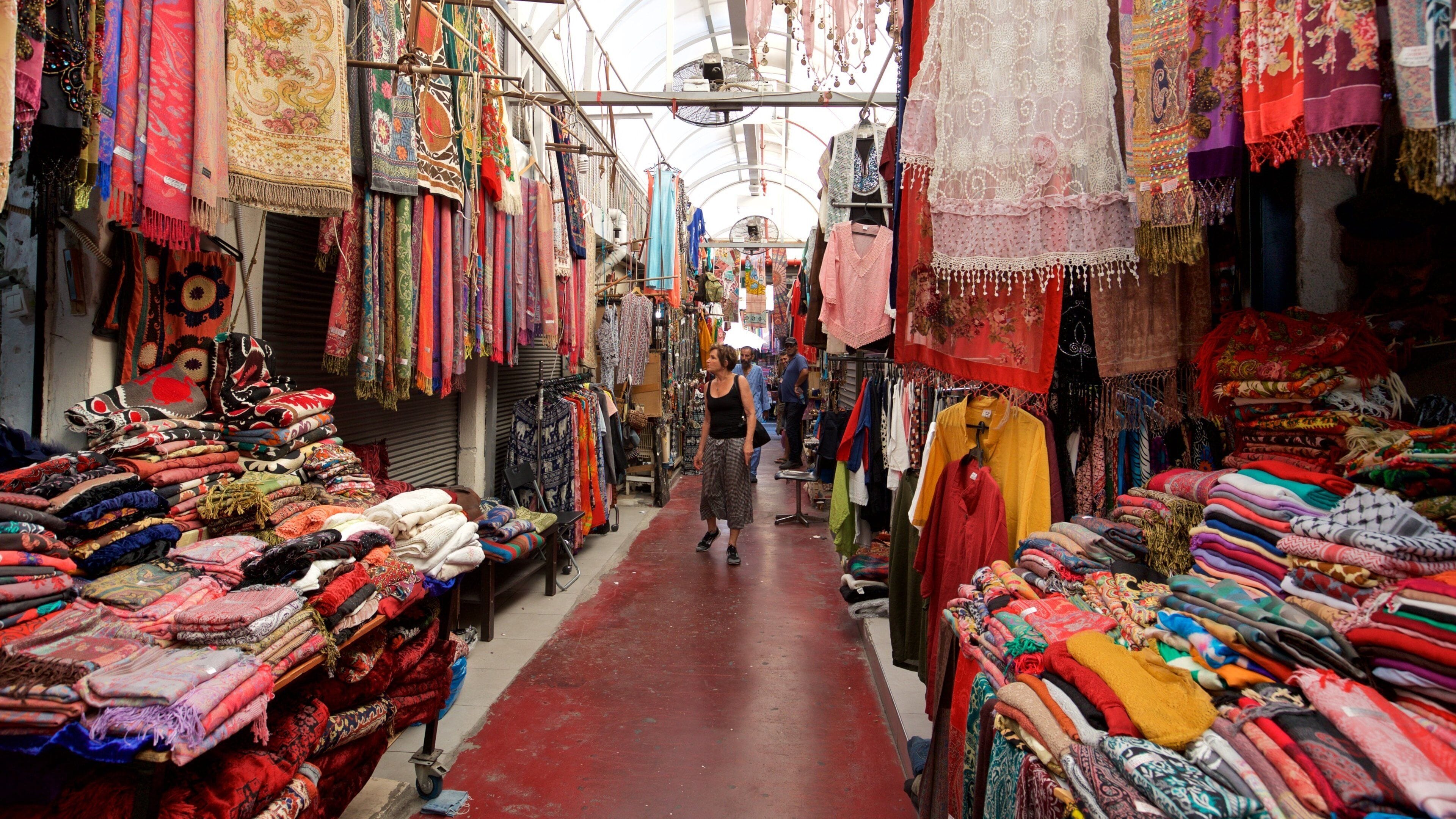 Flohmarkt von Jaffa das einen Innenansichten und Märkte sowie einzelne Frau