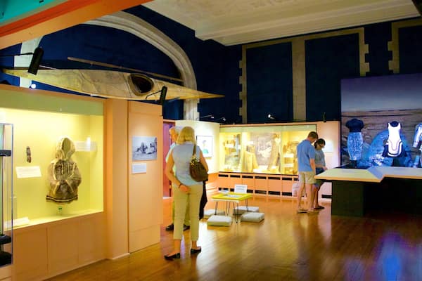 Peary-MacMillan Arctic Museum og byder på interiør såvel som en lille gruppe mennesker