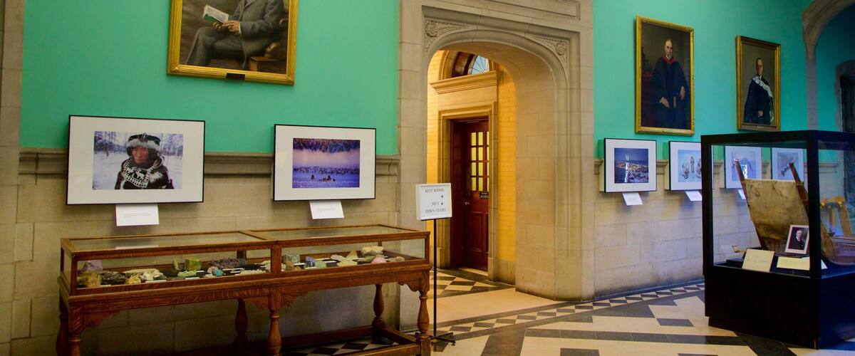 Peary-MacMillan Arctic Museum toont kunst en interieur