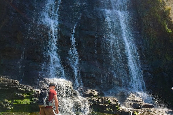 Ein Wasserfall stürzt über eine steile Felswand.