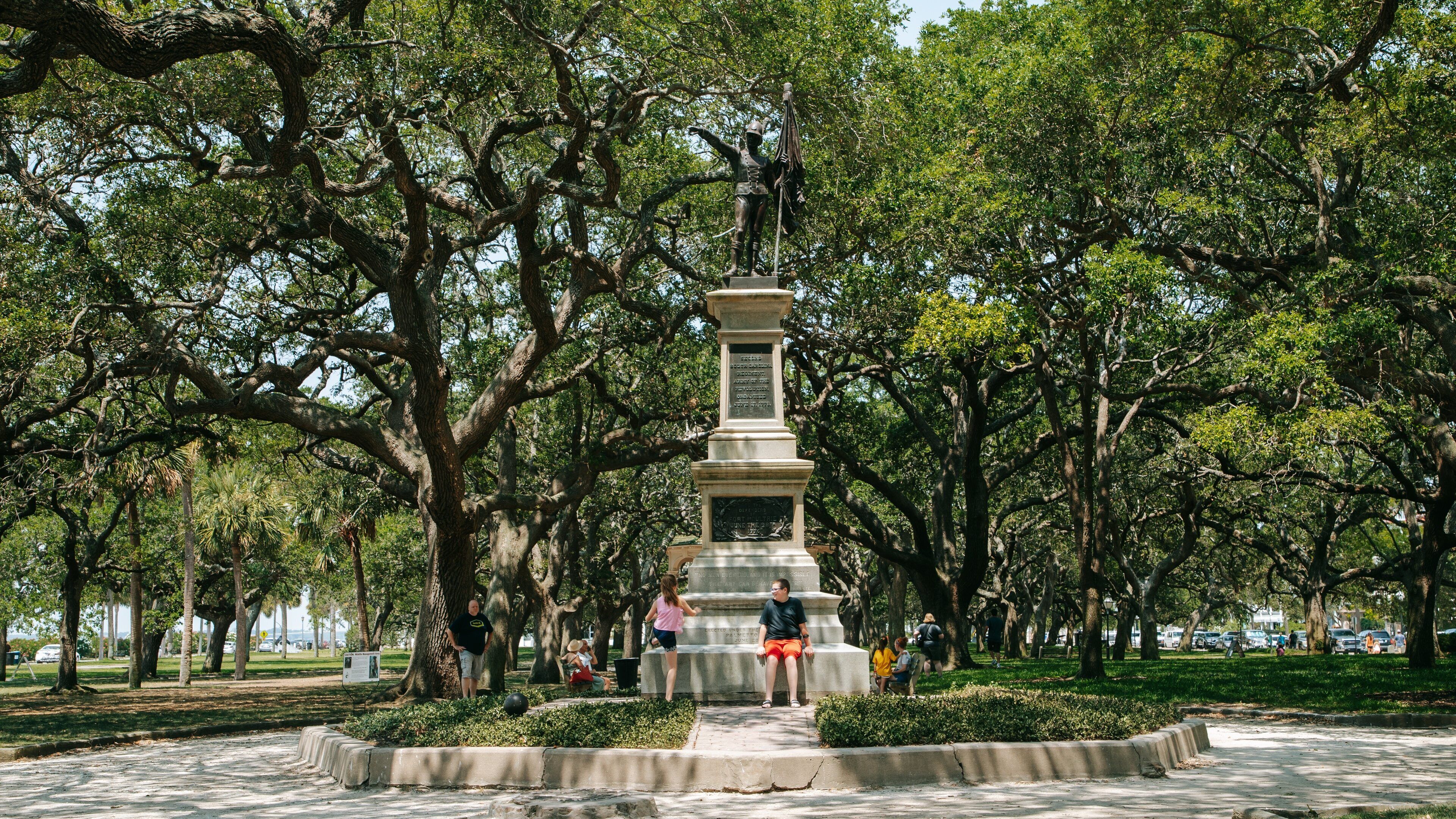 White Point Gardens which includes a statue or sculpture and a garden as well as a family