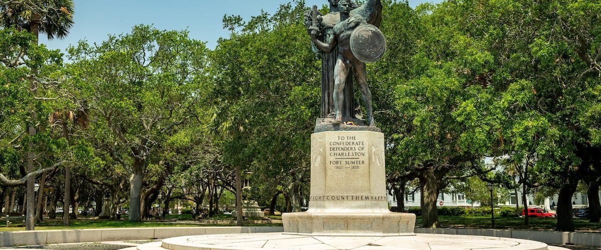 White Point Gardens showing a statue or sculpture