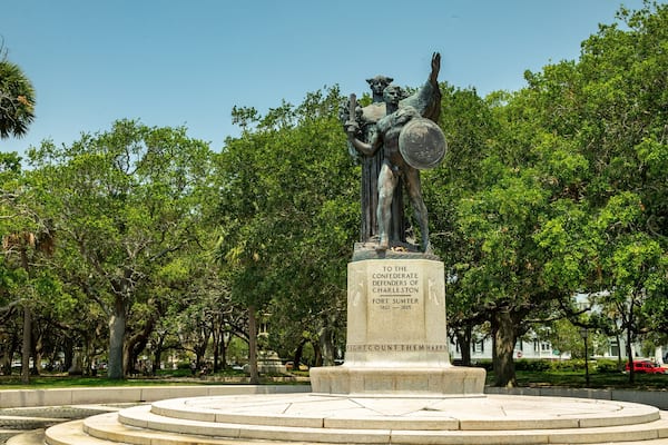 White Point Gardens showing a statue or sculpture