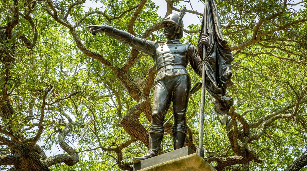 White Point Gardens which includes a statue or sculpture