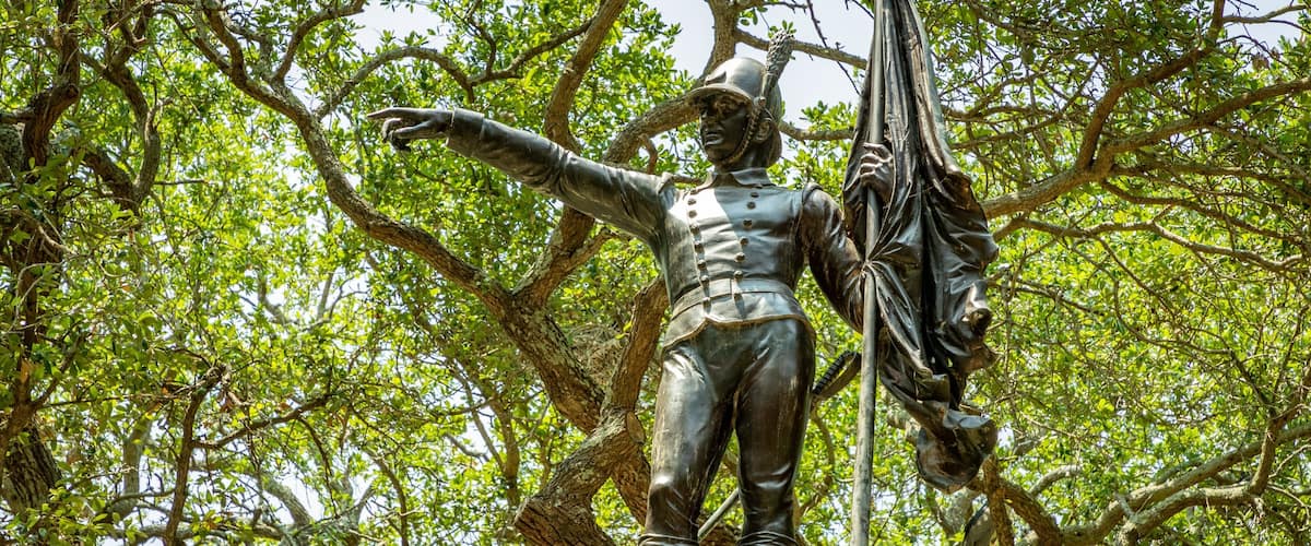 White Point Gardens which includes a statue or sculpture