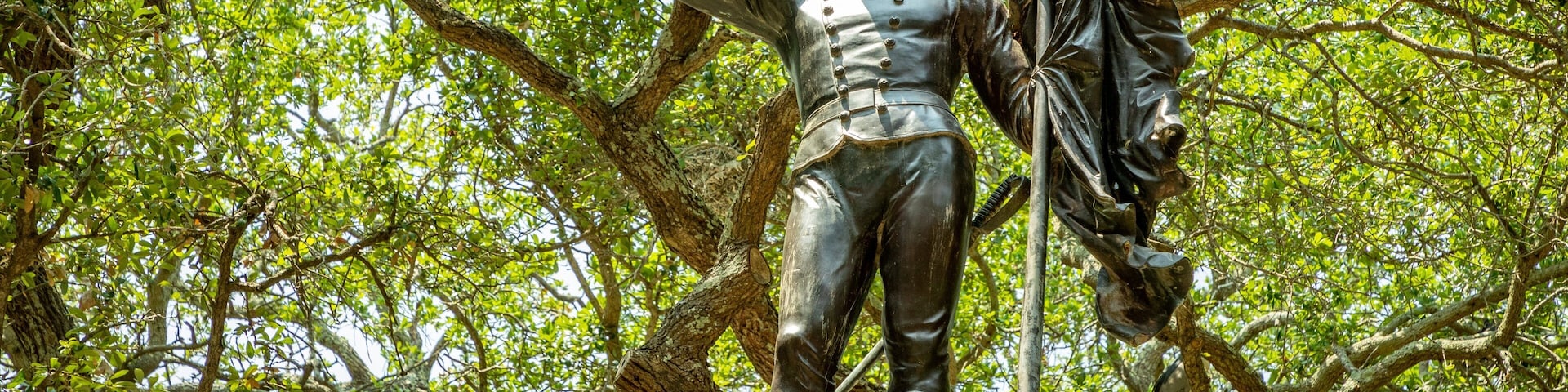 White Point Gardens which includes a statue or sculpture