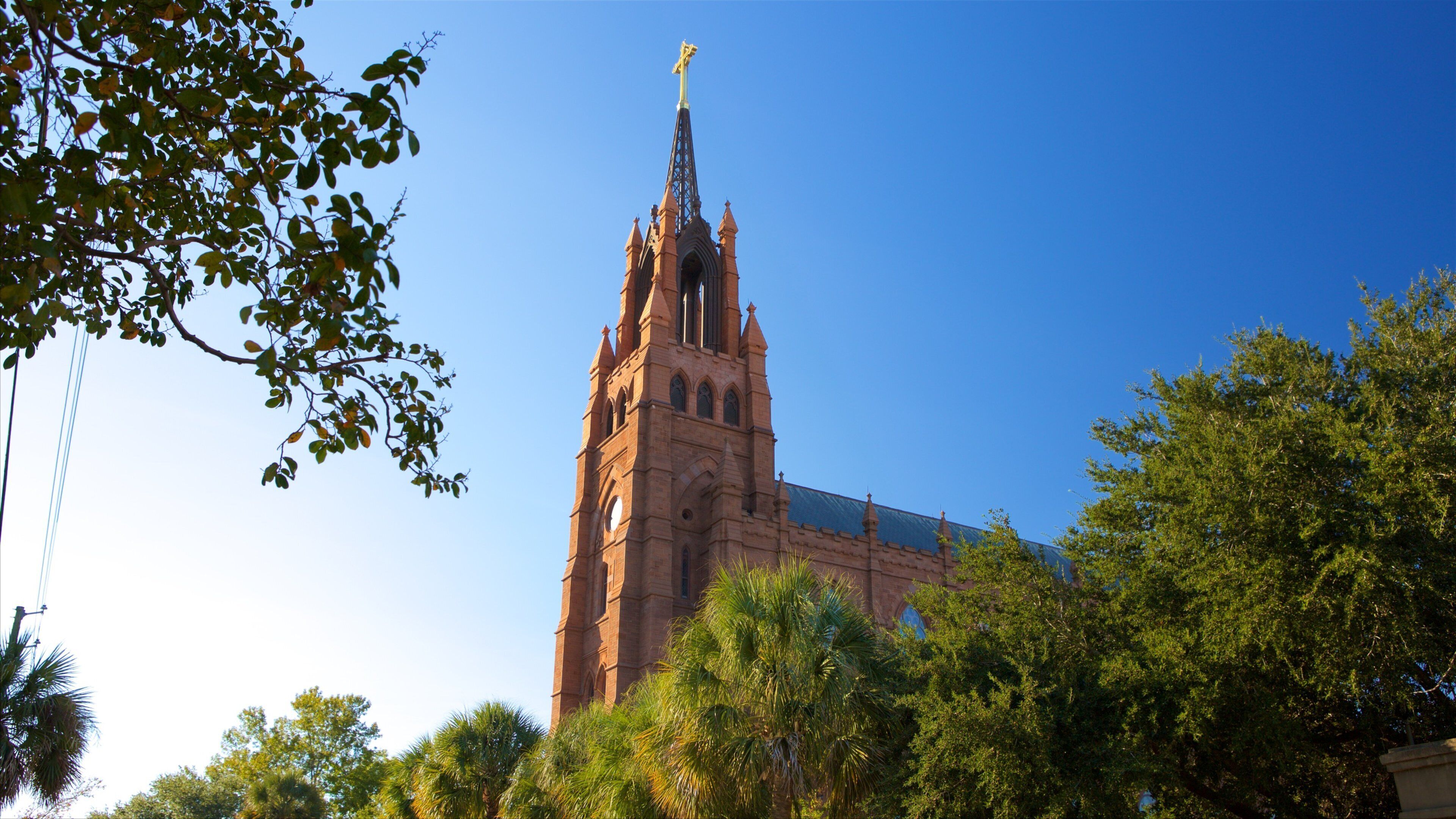 Charleston ofreciendo arquitectura patrimonial y una iglesia o catedral