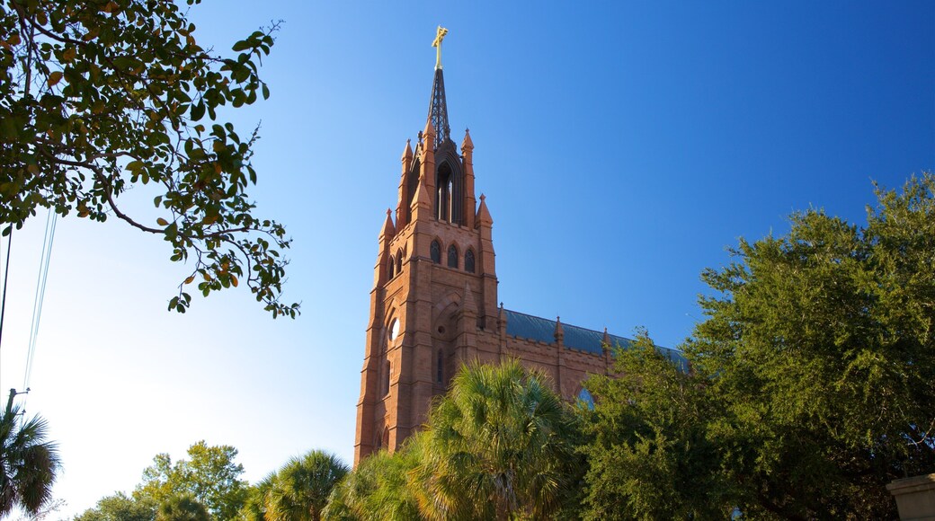 Charleston ofreciendo arquitectura patrimonial y una iglesia o catedral