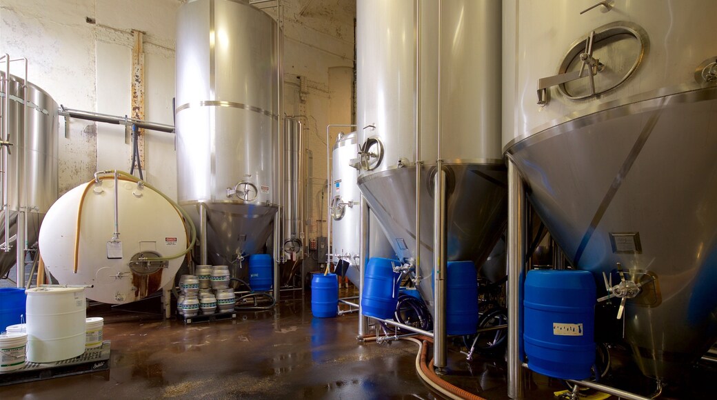 Lakefront Brewery que inclui vistas internas