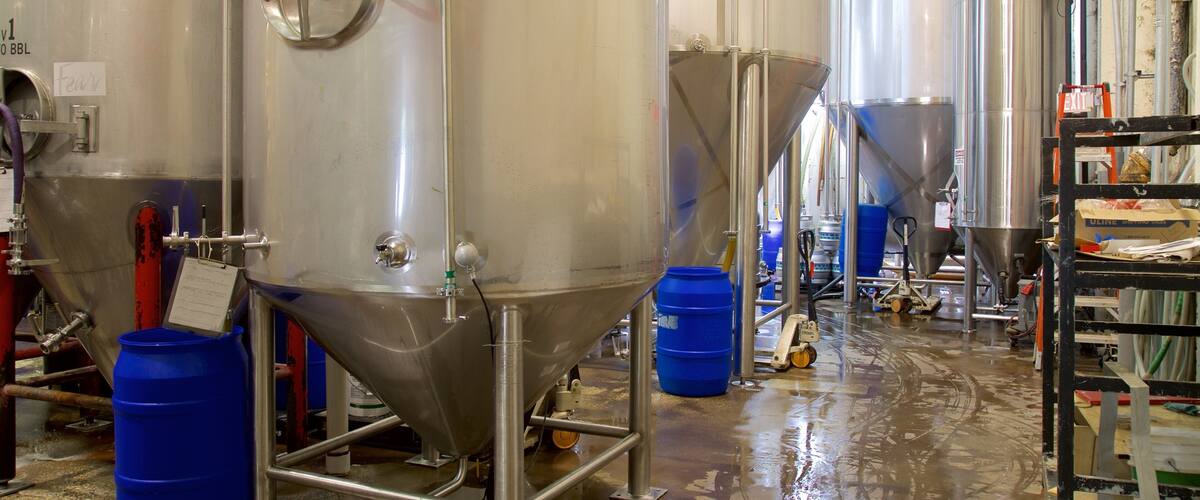 Lakefront Brewery 을 보여주는 실내 전경