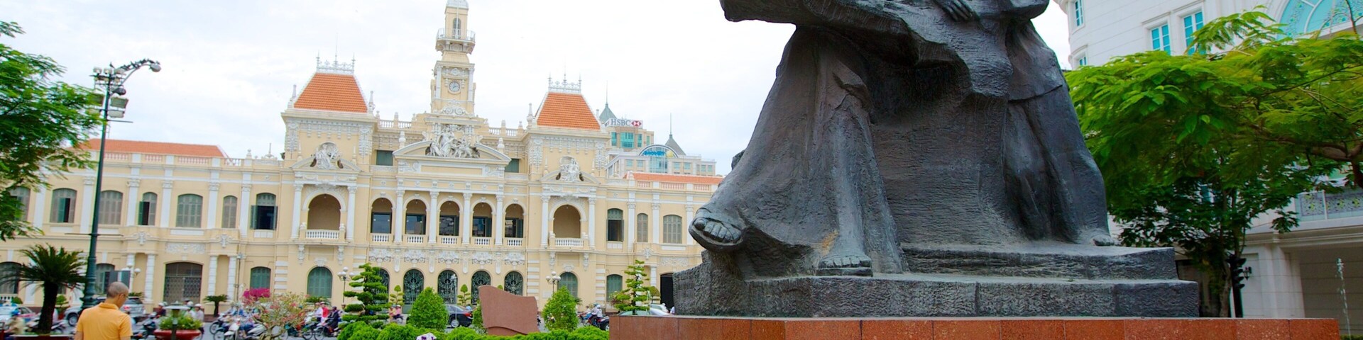 Ho-Chi-Minh-Stadt mit einem Blumen, Park und Statue oder Skulptur