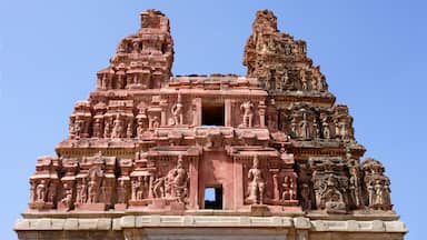Un templo de piedra detallado con intrincadas esculturas y múltiples estatuas.