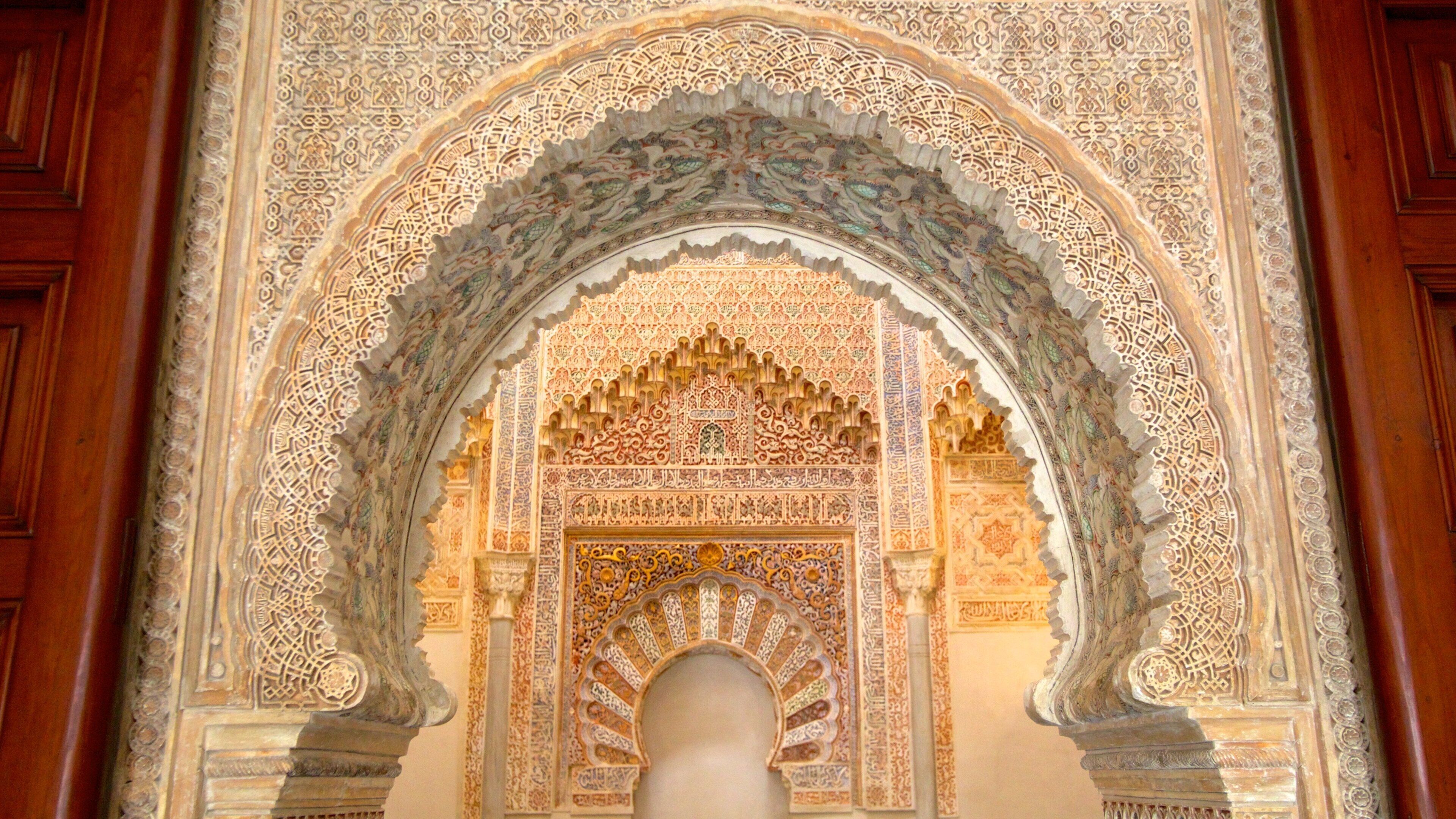 Andaluzia que inclui arte, um pequeno castelo ou palácio e vistas internas