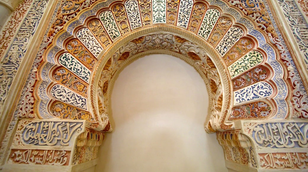 Andaluzia caracterizando vistas internas, arte e um castelo