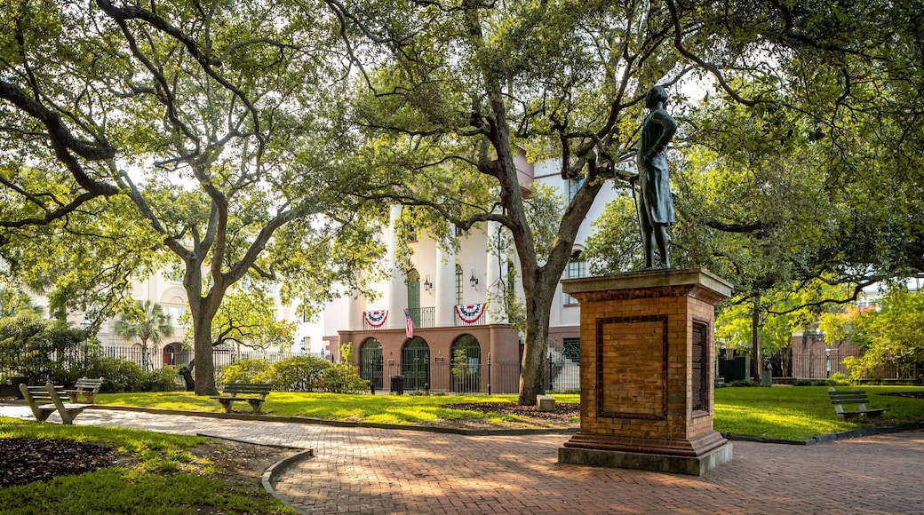 Washington Square which includes a garden and a statue or sculpture