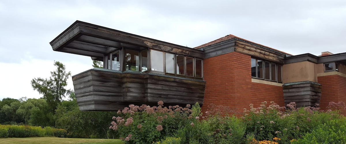 Cantilevered “Romeo and Juliet” balcony at Wingspread, former residence of S.C. Johnson and family. Limited tour schedule but free and well worth it
#lifeatexpedia #StunningStructures