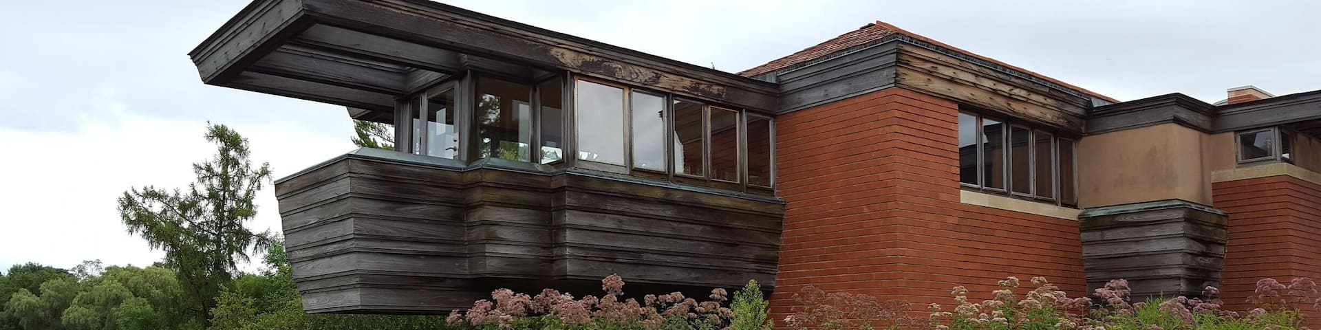 Cantilevered “Romeo and Juliet” balcony at Wingspread, former residence of S.C. Johnson and family. Limited tour schedule but free and well worth it
#lifeatexpedia #StunningStructures