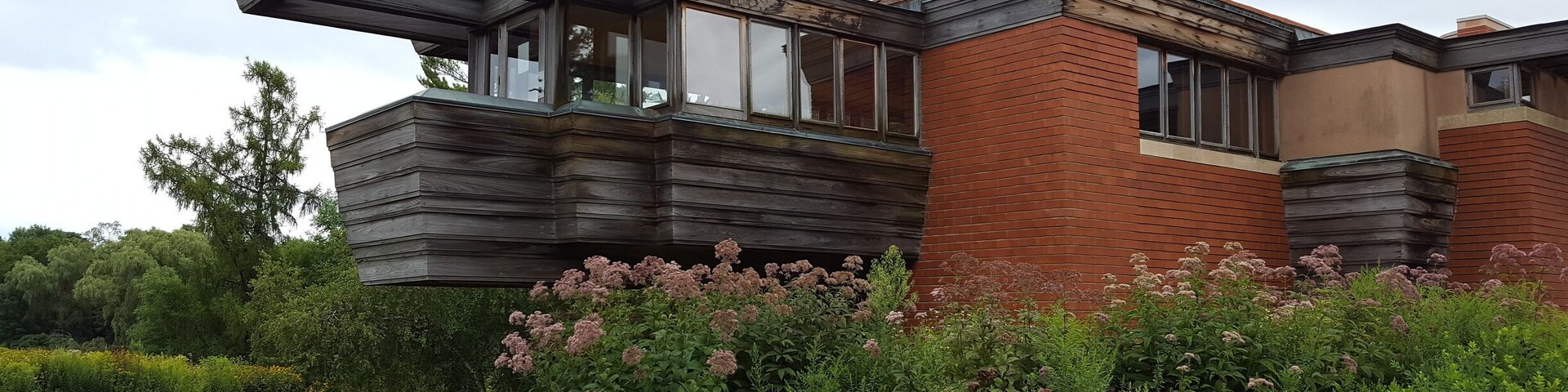 Cantilevered “Romeo and Juliet” balcony at Wingspread, former residence of S.C. Johnson and family. Limited tour schedule but free and well worth it
#lifeatexpedia #StunningStructures