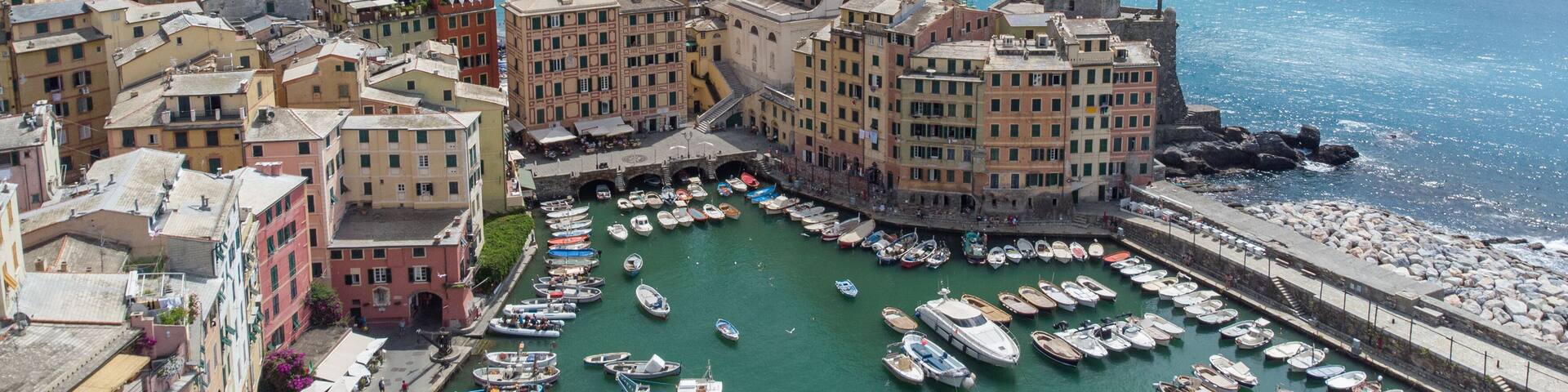 vista aerea paese di camogli in liguria