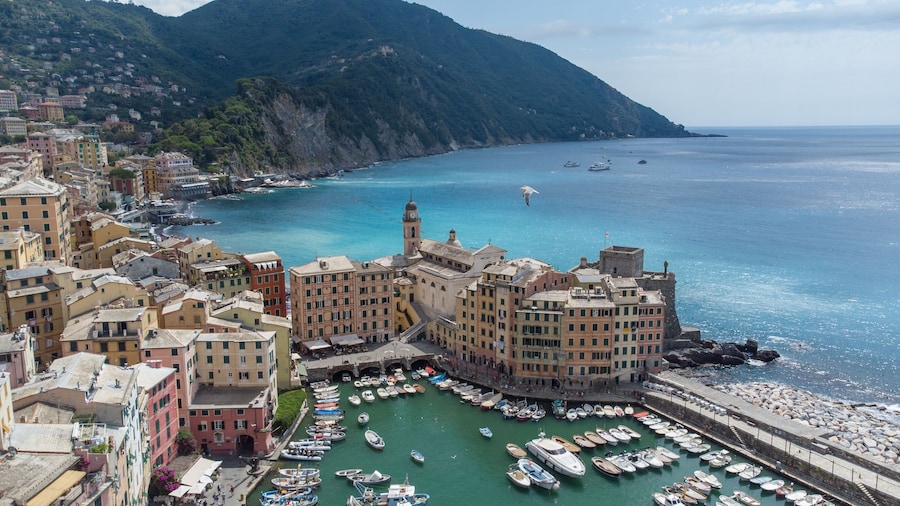 vista aerea paese di camogli in liguria