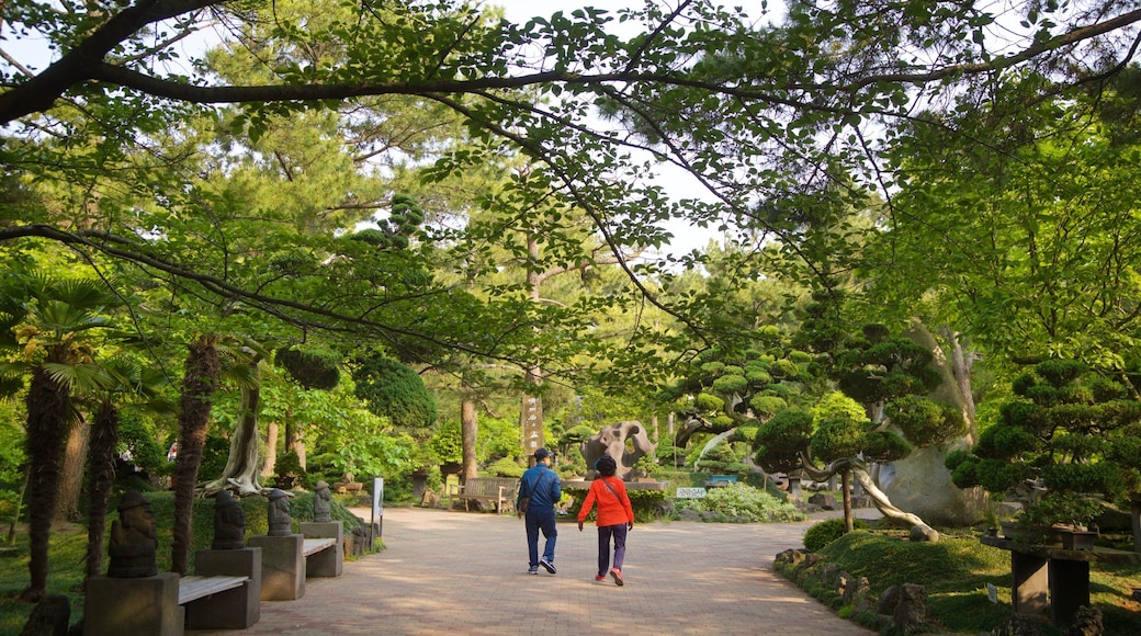 Hallim Park which includes a park as well as a couple