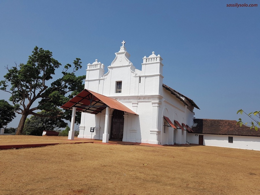 Situated far away from the hustle-bustle of the regular life, the Three-kings chapel was a pleasant surprise.
It is less-frequently visited destination in #Goa which has added partly to its charm.