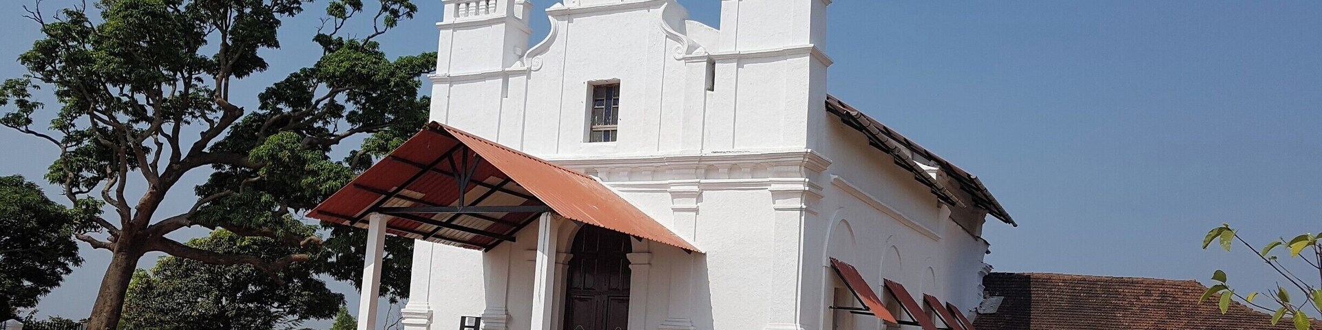 Situated far away from the hustle-bustle of the regular life, the Three-kings chapel was a pleasant surprise.
It is less-frequently visited destination in #Goa which has added partly to its charm.