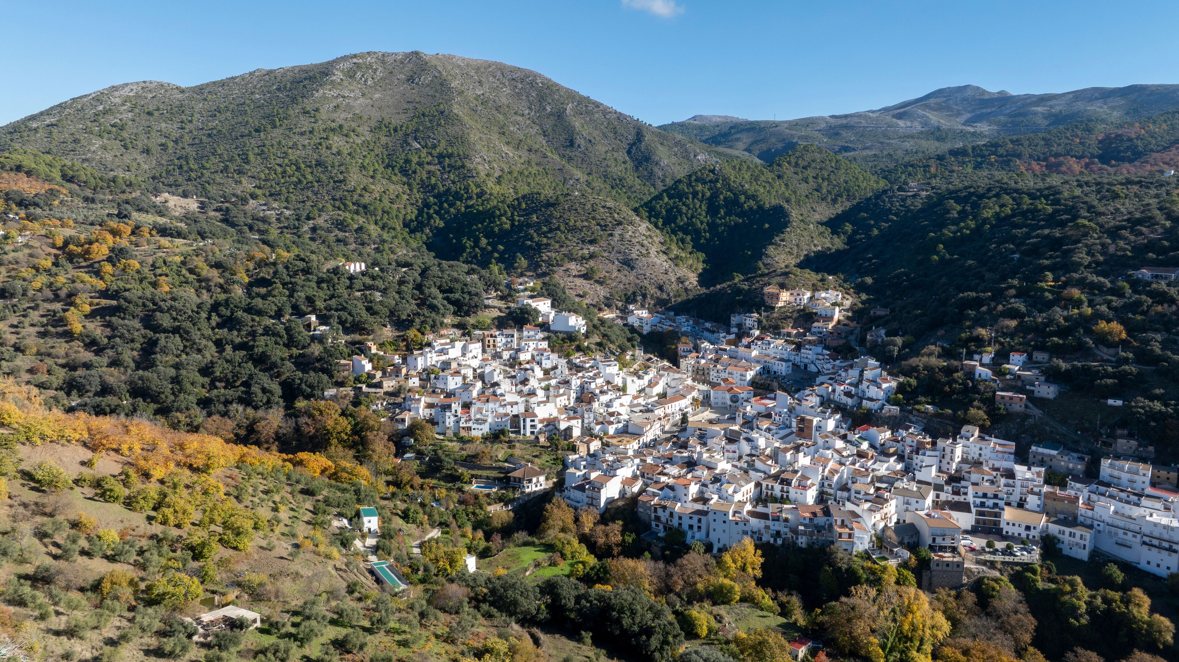 vista del municipio de Igualeja en la estación del otoño en el valle del Genal, Andalucía	