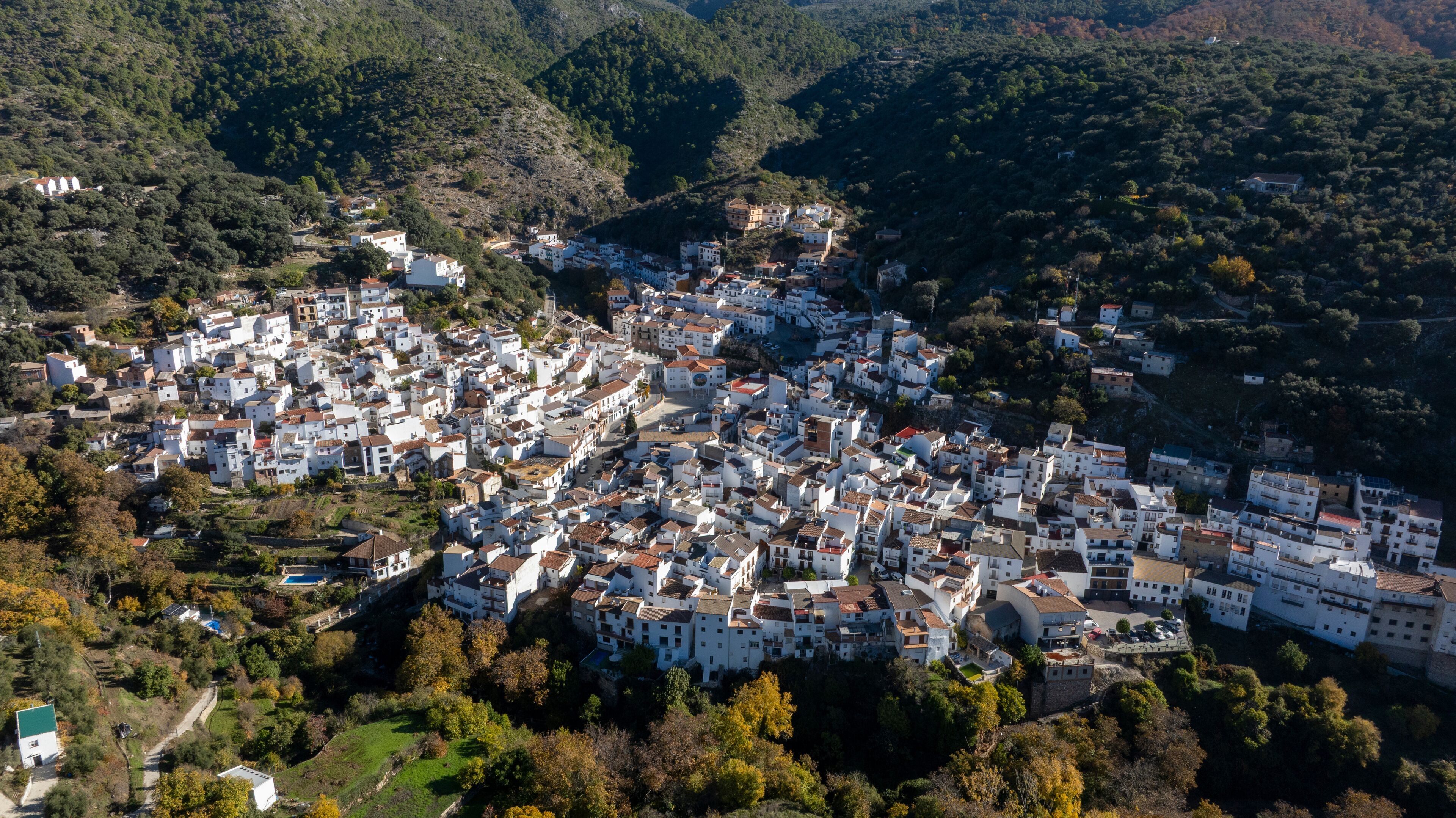 vista del municipio de Igualeja en la estación del otoño en el valle del Genal, Andalucía	