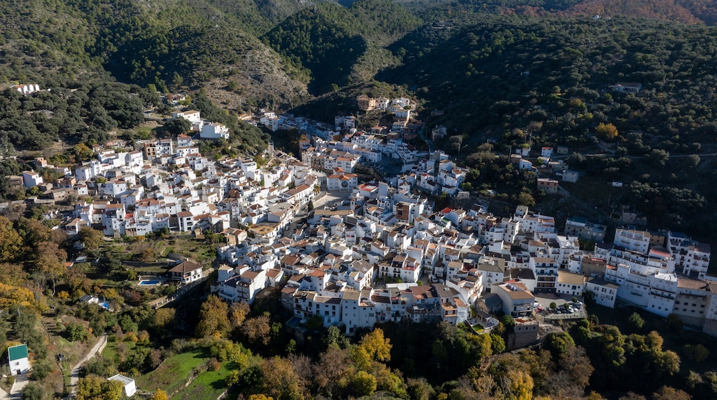 vista del municipio de Igualeja en la estación del otoño en el valle del Genal, Andalucía