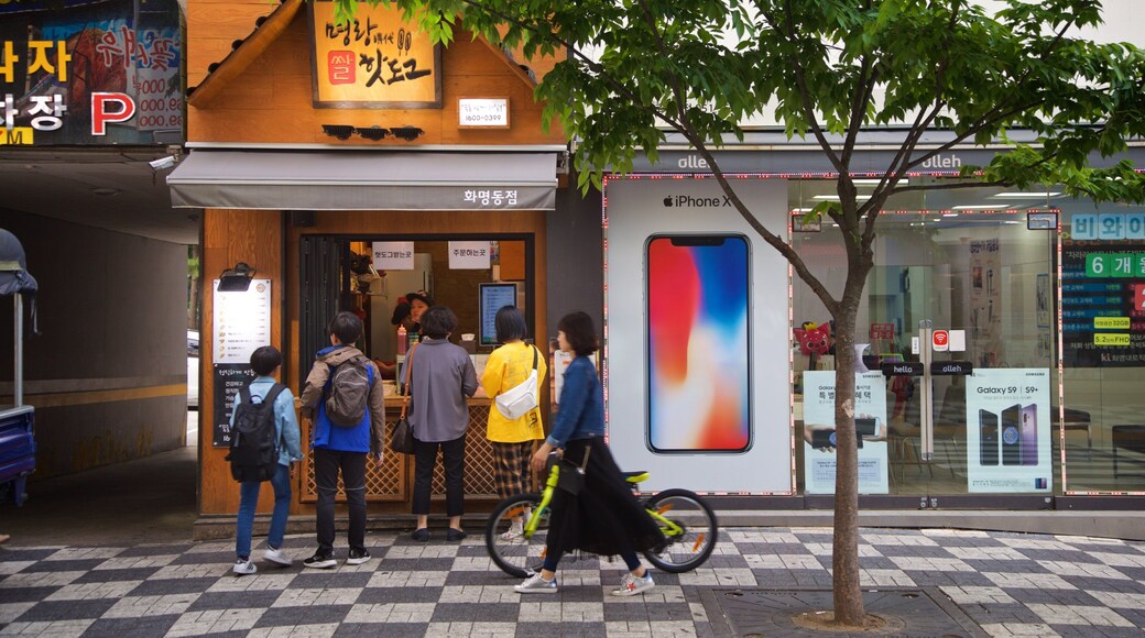 Hwamyeong featuring street scenes as well as a small group of people