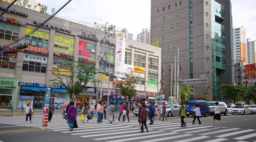 Hwamyeong featuring street scenes and a city as well as a small group of people